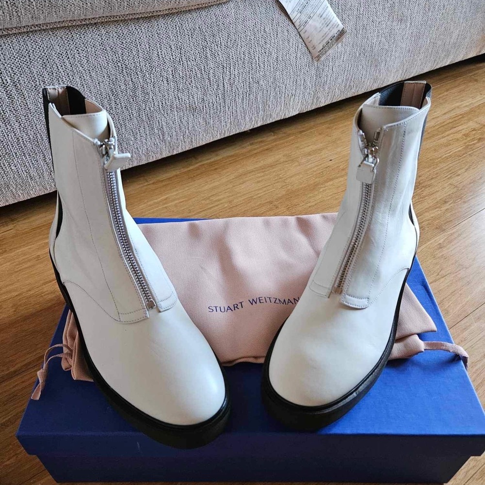 Stuart Weitzman Boots in white
